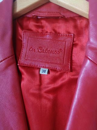 Abrigo rojo de piel