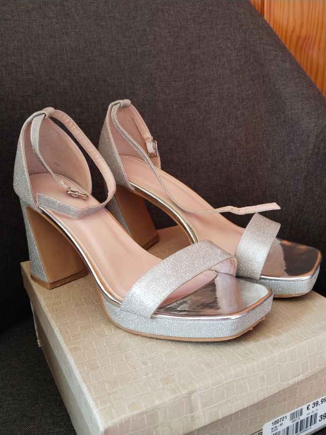Sandalias plateadas de tacón