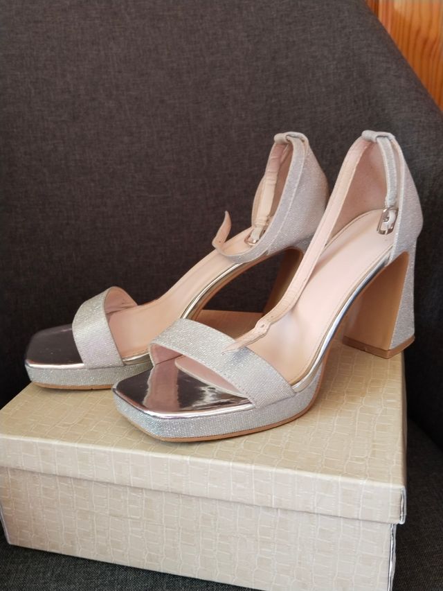 Sandalias plateadas de tacón