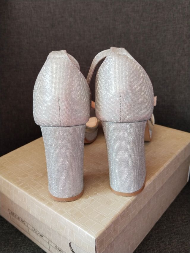 Sandalias plateadas de tacón