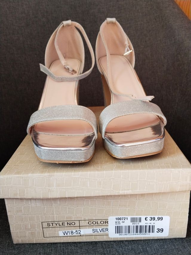 Sandalias plateadas de tacón