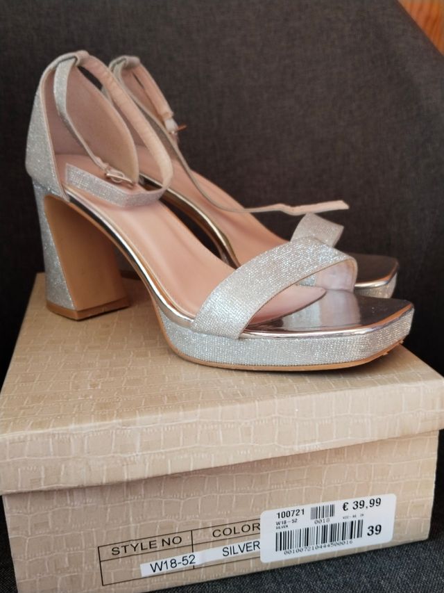 Sandalias plateadas de tacón
