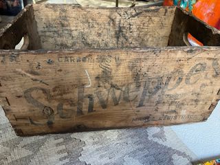 Antigua caja madera Schweppes