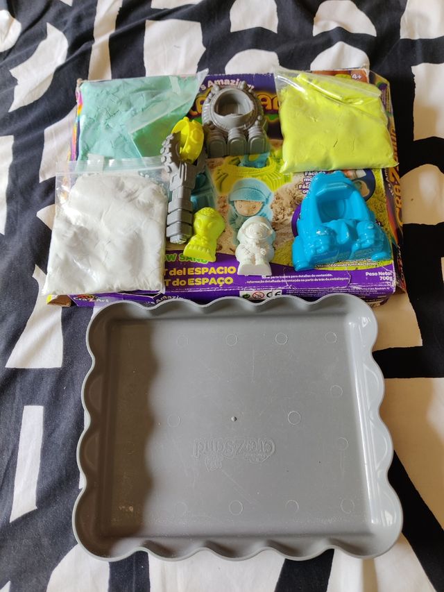 Gioco creativo con sabbia magica