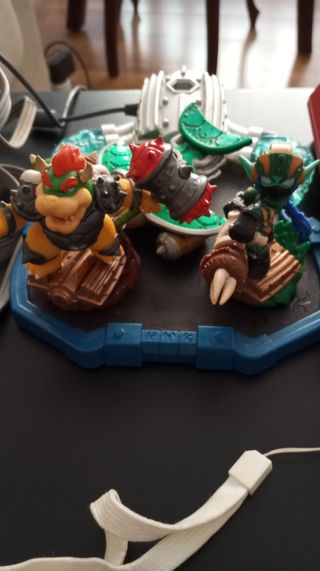 Wii mini + 3 mandos + juego Skylanders