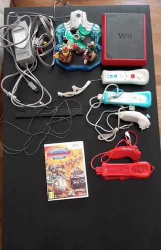Wii mini + 3 mandos + juego Skylanders