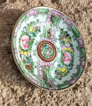 Plato de porcelana Macao sello rojo.