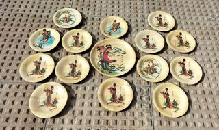 Conjunto de platos asiáticos de bambú.