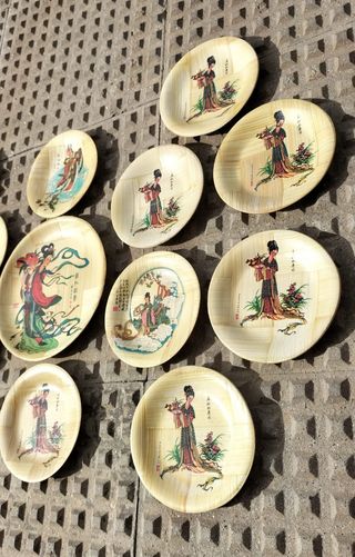 Conjunto de platos asiáticos de bambú.
