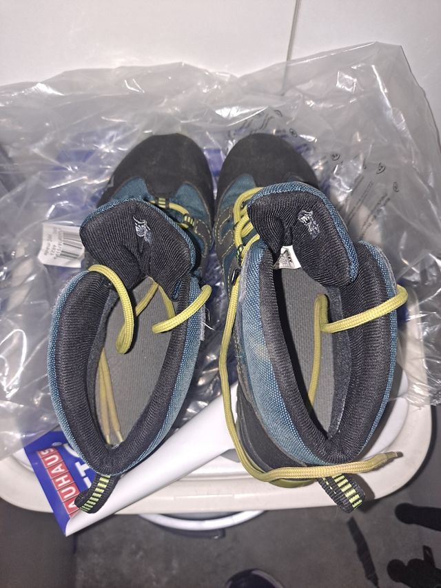 Botas de montaña Decathlon verdes