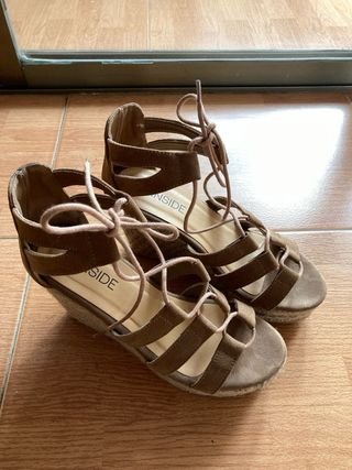 Sandalias de cuña y plataforma marrón