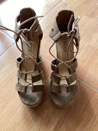 Sandalias de cuña y plataforma marrón