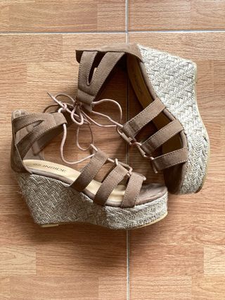 Sandalias de cuña y plataforma marrón