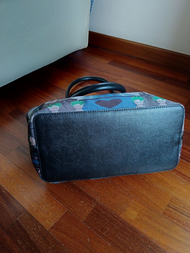 Borsa shopping fantasia su fondo nero