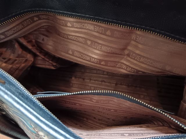 Borsa shopping fantasia su fondo nero