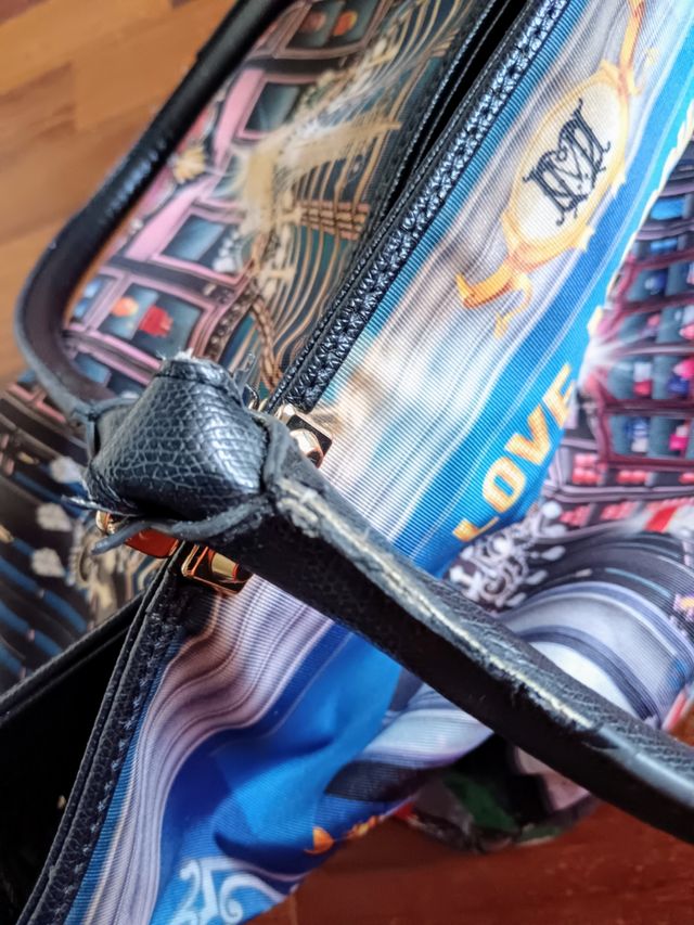 Borsa shopping fantasia su fondo nero