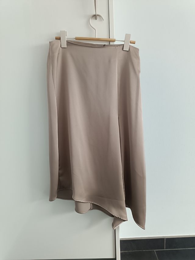 Falda midi satinada de Zara