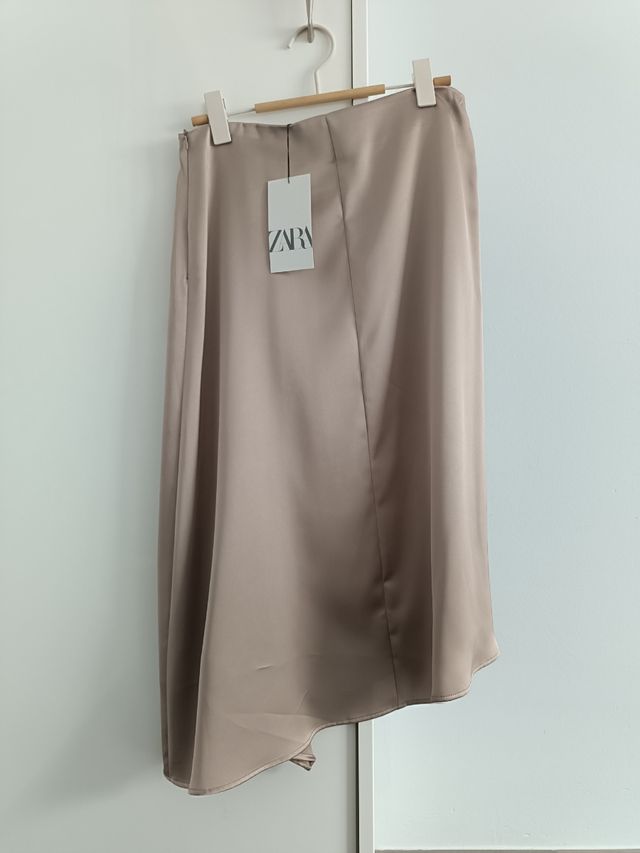Falda midi satinada de Zara