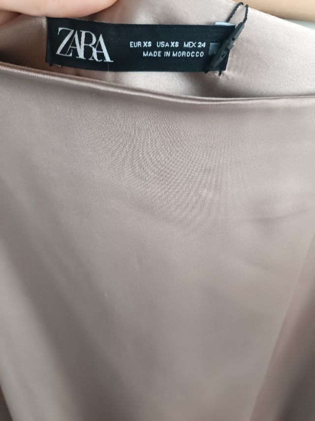 Falda midi satinada de Zara