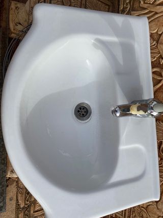 Lavabo y grifo 
