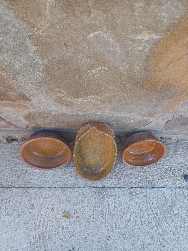 Fuentes/baños de barro o de cerámica (dos piezas)
