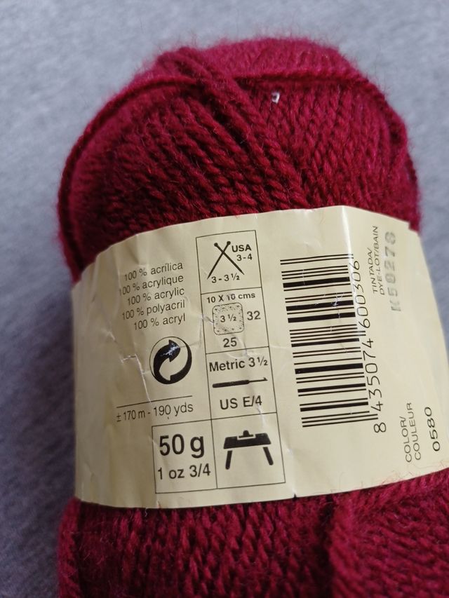 Ovillo de lana granate