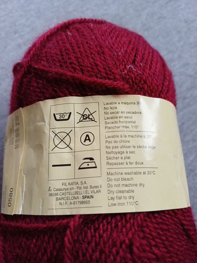 Ovillo de lana granate