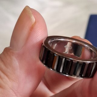 Anillo tono verdoso oscuro