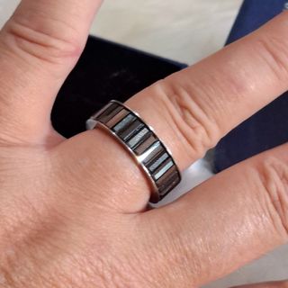 Anillo tono verdoso oscuro