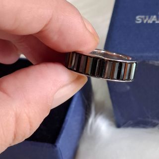 Anillo tono verdoso oscuro