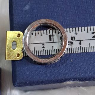 Anillo tono verdoso oscuro