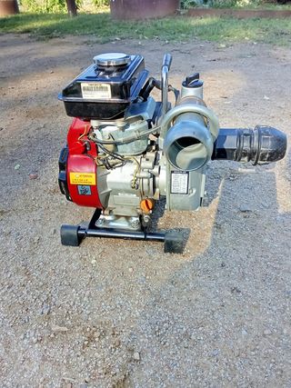 Bomba de agua a gasolina con mangueras