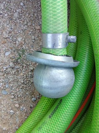 Bomba de agua a gasolina con mangueras