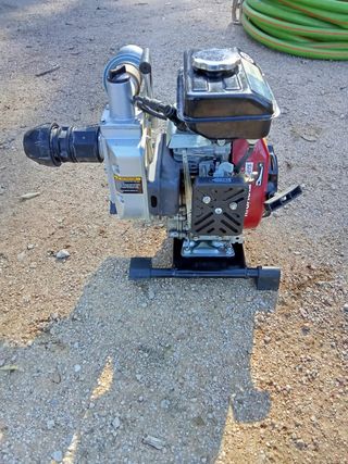 Bomba de agua a gasolina con mangueras