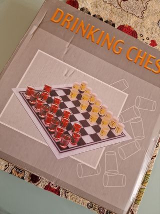 Scacchiera con bicchieri