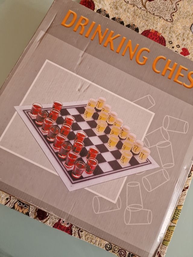 Scacchiera con bicchieri