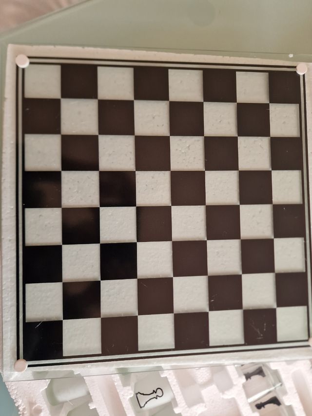 Scacchiera con bicchieri