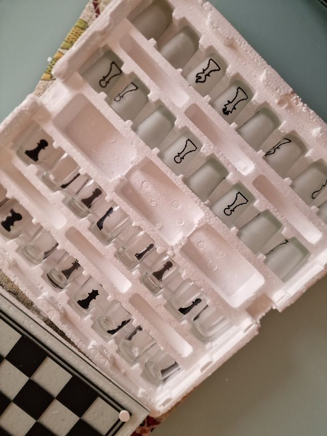 Scacchiera con bicchieri