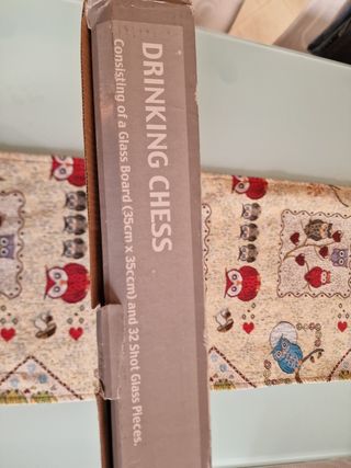 Scacchiera con bicchieri