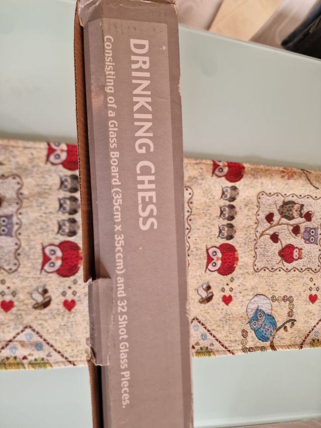 Scacchiera con bicchieri