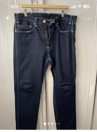 Pantalón vaquero azul oscuro marca Levi’s