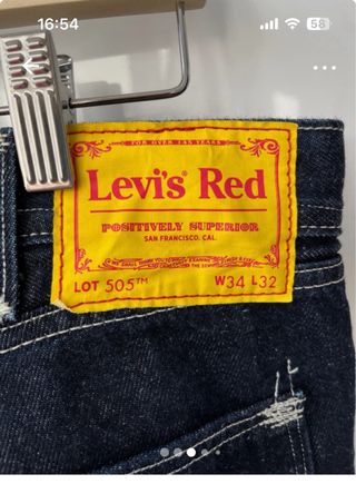 Pantalón vaquero azul oscuro marca Levi’s