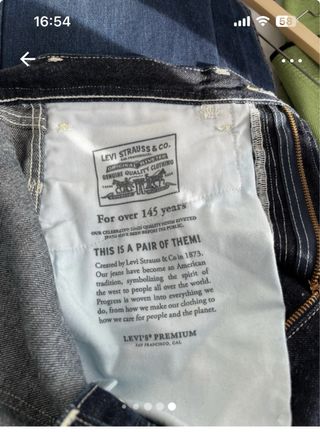 Pantalón vaquero azul oscuro marca Levi’s