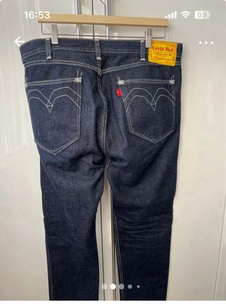 Pantalón vaquero azul oscuro marca Levi’s