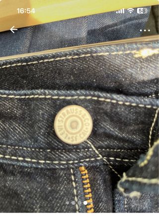 Pantalón vaquero azul oscuro marca Levi’s