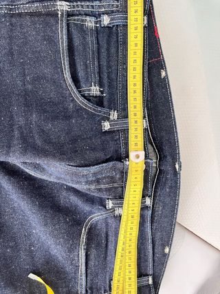 Pantalón vaquero azul oscuro marca Levi’s