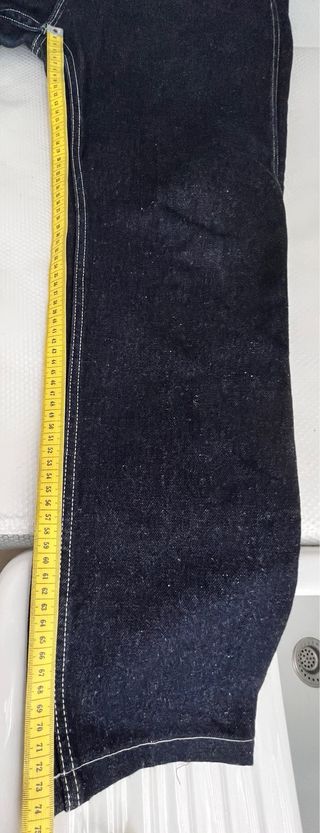 Pantalón vaquero azul oscuro marca Levi’s