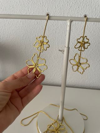 Conjunto pendientes y collar multiforma flores