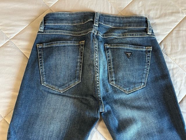 Jeans Guess con strappi