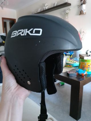 Casco esquí briko negro y gafas de regalo